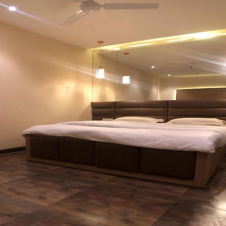 Solitaire Hotel New Delhi Exterior photo