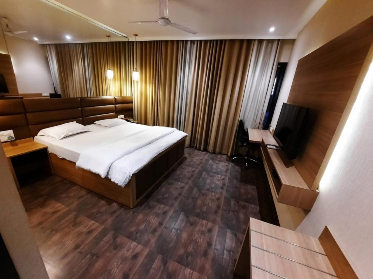Solitaire Hotel New Delhi Exterior photo