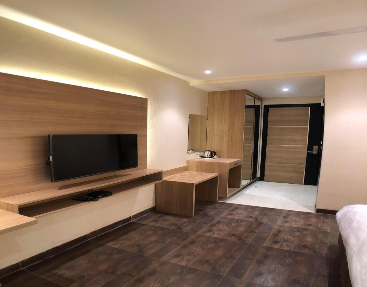 Solitaire Hotel New Delhi Exterior photo